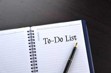 Defter ile dolma kalem yazılmış kelime yapılacaklar listesi