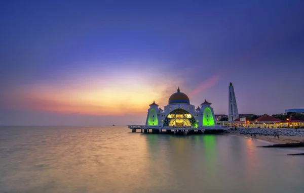 말라카 모스크 Masjid Selat Melaka 말레이시아 말라카 근처에 사람이 모스크이다 — 스톡 사진