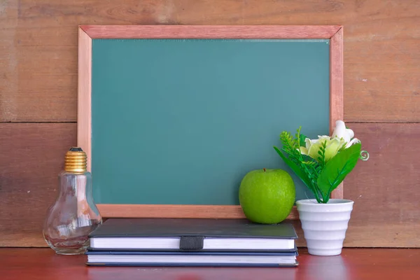 Concept Retour École Avec Pomme Sur Table Devant Tableau — Photo