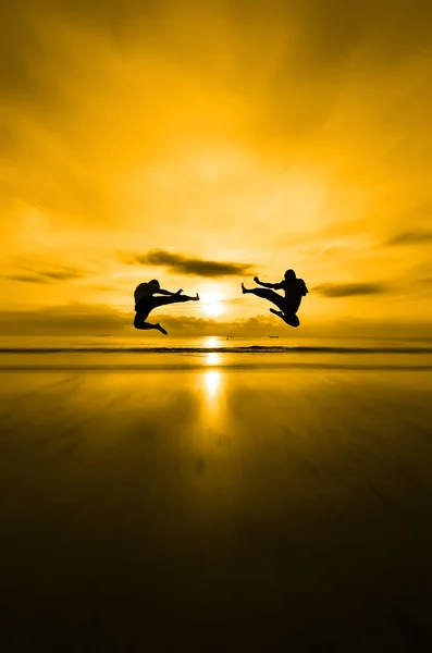夕日を背景に飛ぶキック — ストック写真
