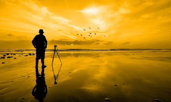 Silhouet Van Een Fotograaf Zoek Naar Vogels Vliegen Wanneer Zon — Stockfoto