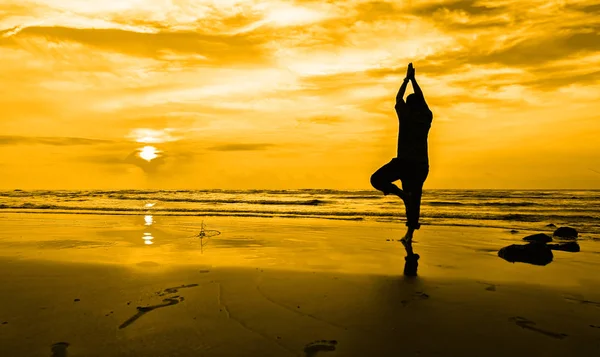 Silhueta Belo Homem Yoga Pela Manhã — Fotografia de Stock