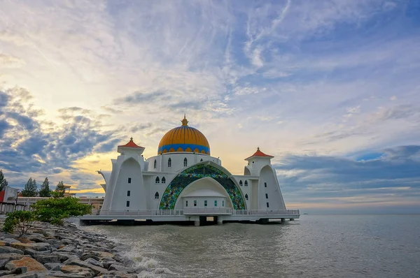这是一座位于马来西亚马六甲镇附近人造马六甲岛的清真寺 是马六甲海峡清真寺 马六甲清真寺 的日出时刻 — 图库照片