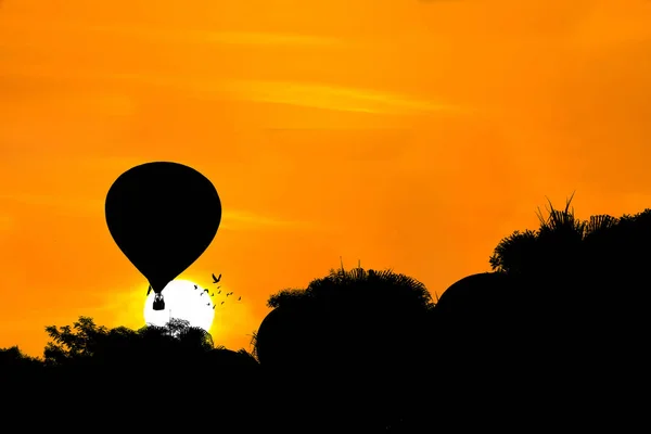 Silhouette Eines Heißluftballons Über Dem Hintergrund Des Sonnenuntergangs — Stockfoto