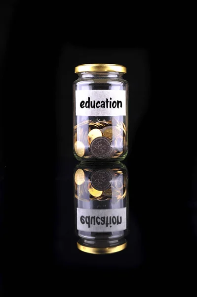 Münzen Der Flasche Mit Etikett Bildung Isoliert Auf Schwarzem Hintergrund — Stockfoto