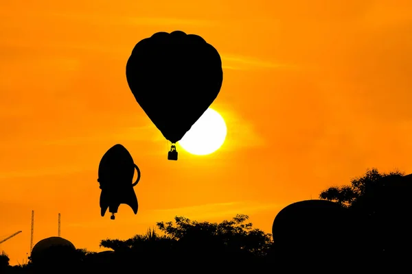 Σιλουέτα Του Αερόστατο Ζεστού Αέρα Πέρα Από Ηλιοβασίλεμα Υπόβαθρο — Φωτογραφία Αρχείου