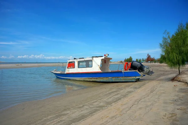 Лодка Пляже — стоковое фото