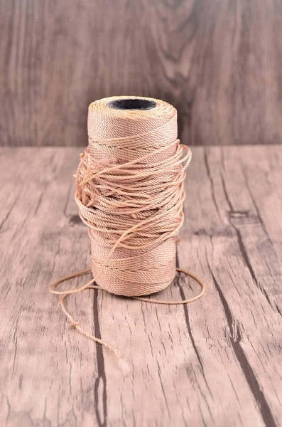 Rolle Aus Haltbarem Garn Auf Dem Holztisch — Stockfoto