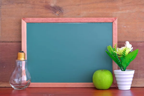 回到学校的概念与苹果在桌子前面的黑板 — 图库照片