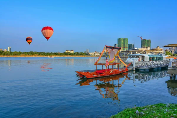 在普特拉贾亚湖码头的游船和游船 热气球穿越普特拉贾亚湖 — 图库照片