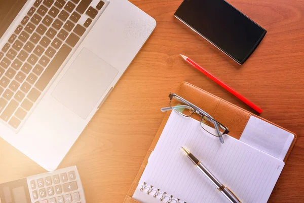 Caderno Com Calculadora Teclado Caneta Mesa — Fotografia de Stock