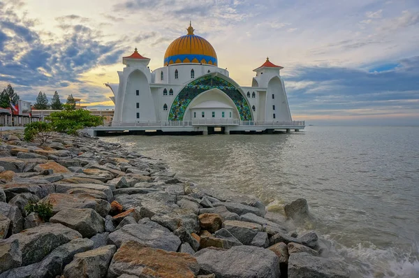 这是一座位于马来西亚马六甲镇附近人造马六甲岛的清真寺 是马六甲海峡清真寺 马六甲清真寺 的日出时刻 — 图库照片