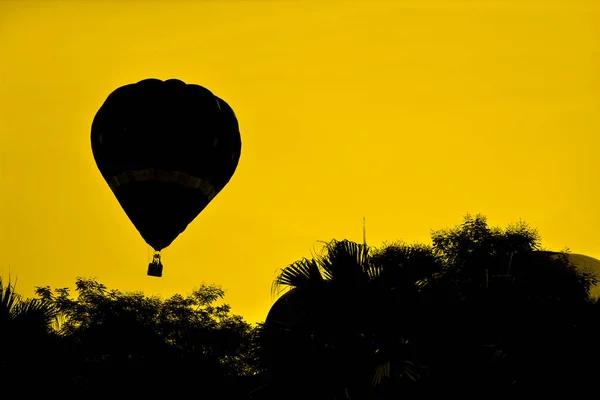 Sıcak Hava Balonu Günbatımı Arka Plan Üzerinde Silüeti — Stok fotoğraf