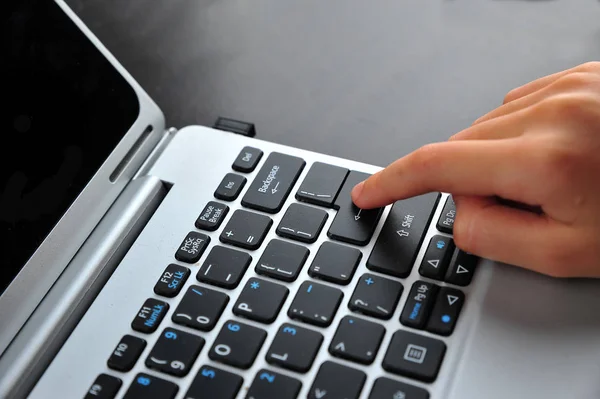 Kvinna Hand Röra Laptop Dator Tangentbord Fokus Tangentbordet — Stockfoto