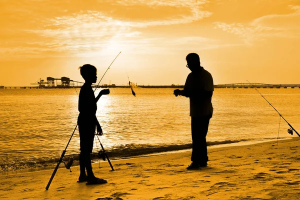 夕暮れの漁師のシルエット — ストック写真