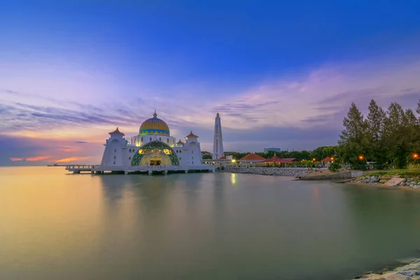 马六甲海峡清真寺 Masjid Selat Melaka 是马来西亚马六甲镇附近的一座位于马六甲岛上的清真寺 — 图库照片
