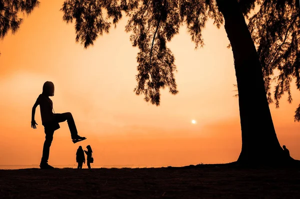 Reuze Meisje Kinderen Vertrappen Mensen Buurt Van Het Strand — Stockfoto