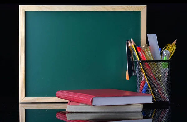 Volver Concepto Escuela Con Papelería Mesa Frente Pizarra —  Fotos de Stock