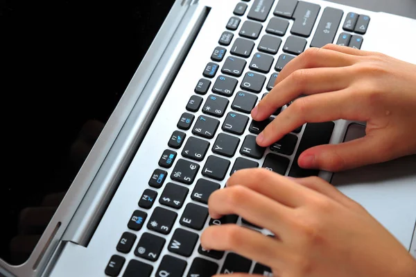 Primer Plano Teclear Las Manos Femeninas Teclado — Foto de Stock