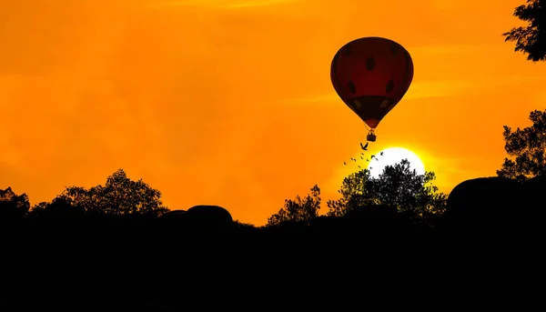 Silhueta Balão Quente Sobre Pôr Sol Fundo — Fotografia de Stock