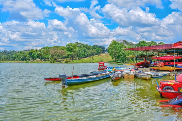 Boot Auf Dem See Mit Grünem Naturhintergrund — Stockfoto