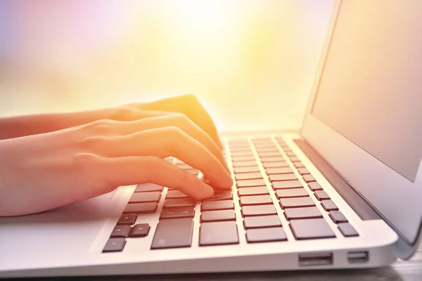 Klavye, bilgi, bağlantı, iletişim ve teknoloji kavramı üzerinde el