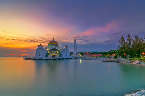 マラッカ海峡モスク Masjid Selat Melaka マレーシアマラッカ町近くの人工島にあるモスクです — ストック写真