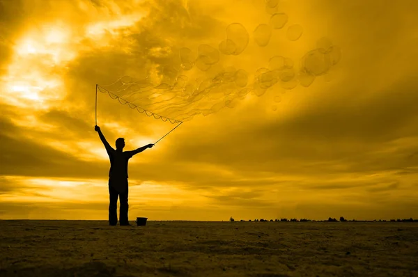 Jong Volwassene Silhouet Spelen Bubble Zonsondergang Momenten — Stockfoto