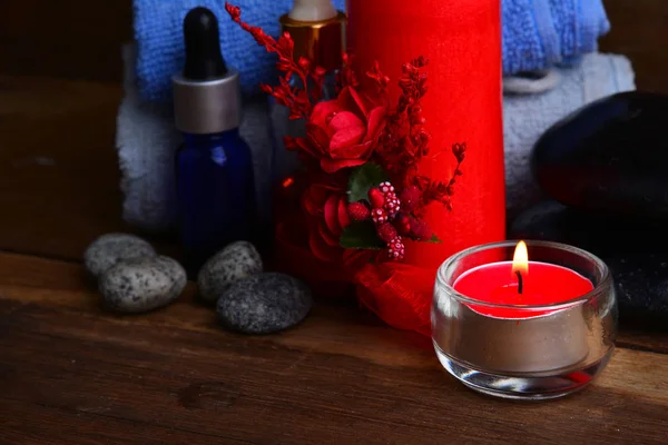 Kırmızı Romantik Mum Spa Yağı Ile Ahşap Masa Üzerinde Havlu — Stok fotoğraf