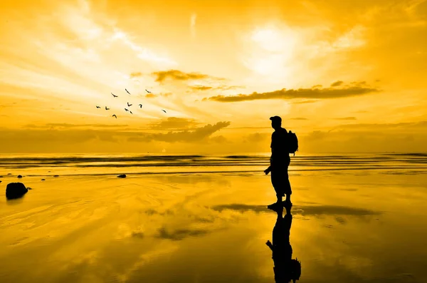 Silhouette Eines Fotografen Mit Blick Auf Die Vögel Die Fliegen — Stockfoto