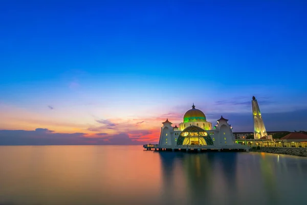 マラッカ海峡モスク Masjid Selat Melaka マレーシアマラッカ町近くの人工島にあるモスクです — ストック写真