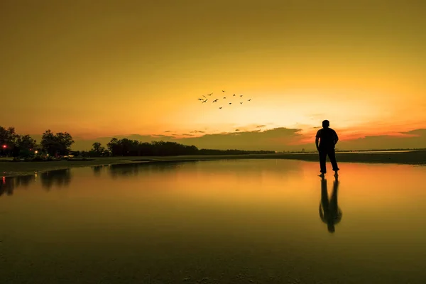 Silhouette Eines Mannes Der Bei Goldenem Sonnenuntergang Den Schönen Himmel — Stockfoto