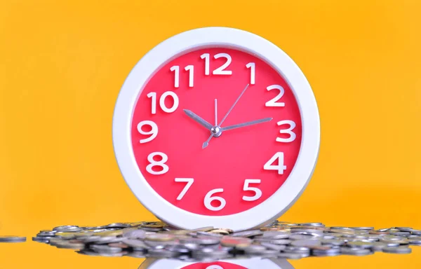 Relógio Pilhas Moedas Tempo Dinheiro — Fotografia de Stock
