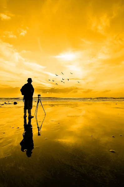Silhouette Photographe Regardant Les Oiseaux Voler Lever Soleil — Photo