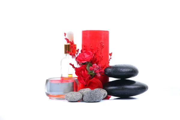 Červené Romantické Svíčku Wellness Olej Ručníkem Zen Stone Izolovaných Bílém — Stock fotografie