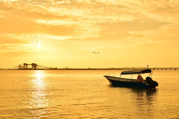 渔夫船与日落背景 — 图库照片