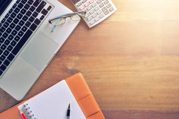 Caderno Com Calculadora Teclado Caneta Mesa — Fotografia de Stock