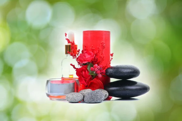 Červené Romantické Svíčky Olej Spa Ručníkem Zen Stone Nad Zelenou — Stock fotografie