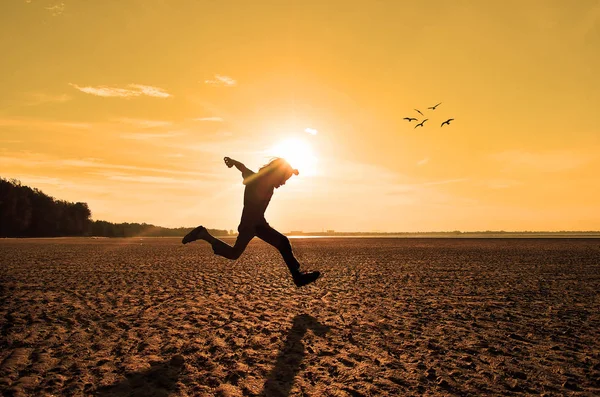 Silhouette Enfant Courant Sur Plage Coucher Soleil — Photo