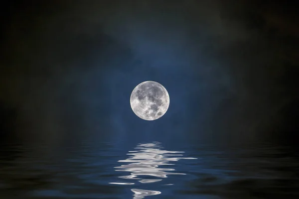 Vollmond Dunkelblauen Himmel Mit Wasserspiegelung — Stockfoto