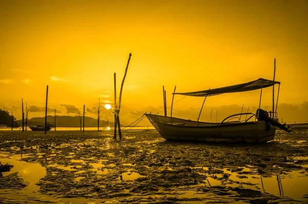 ビーチで釣り船と太陽の立ち上がり — ストック写真