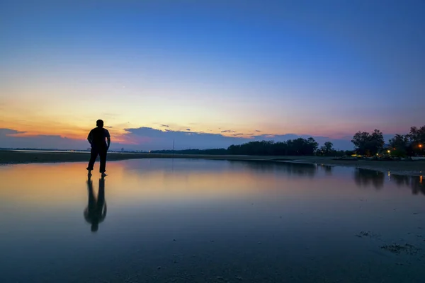 日没時に美しい空を見上げ男性のシルエット — ストック写真