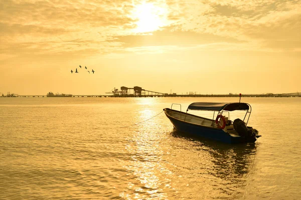 Barco Pescador Com Fundo Por Sol — Fotografia de Stock