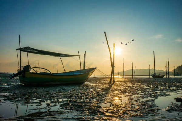 Rybářské Lodě Pláži Když Slunce Stoupá — Stock fotografie