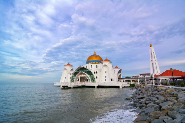 在马六甲海峡清真寺 马六甲清真寺 的早晨景观 它是位于马来西亚马六甲镇附近的人造马六甲岛的清真寺 — 图库照片