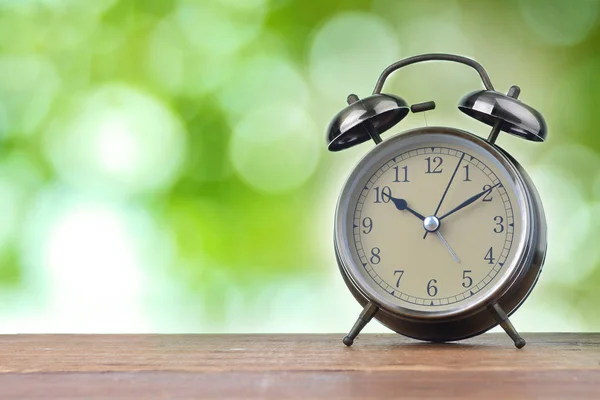 Relógio Larm Madeira Com Bokeh Verde Desfocado Fundo Conceito Tempo — Fotografia de Stock