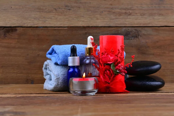 Vela Romántica Roja Aceite Spa Con Toalla Piedra Zen Mesa — Foto de Stock