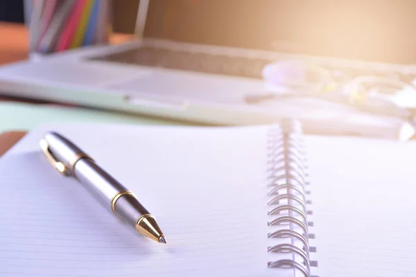 Cuaderno Con Calculadora Teclado Pluma Mesa —  Fotos de Stock