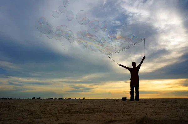 Jong Volwassene Silhouet Spelen Bubble Zonsondergang Momenten — Stockfoto