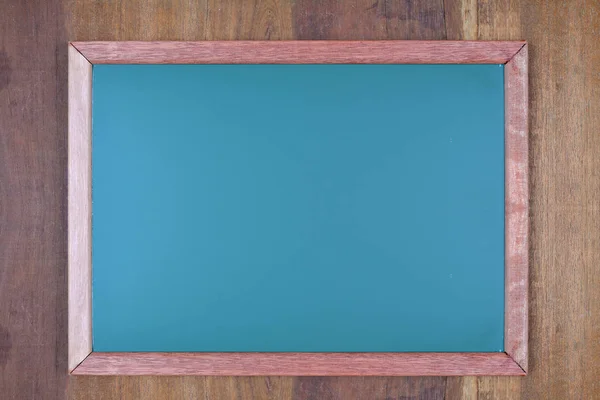 木製の背景に緑の黒板 — ストック写真